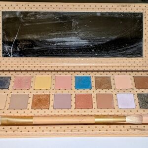 Versatile Eyeshadow Palette with Brush